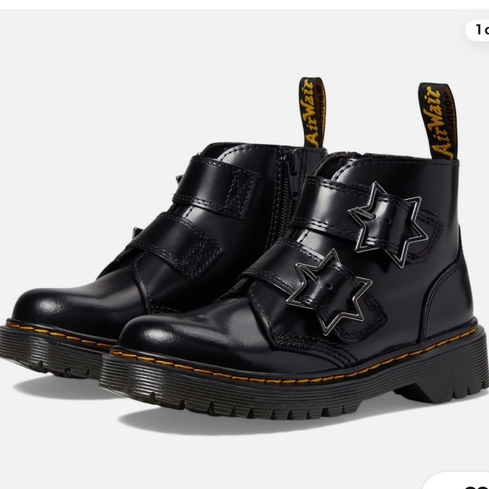 NWOT Dr. Martens Devon Black Boots with Star Detail Sz 6